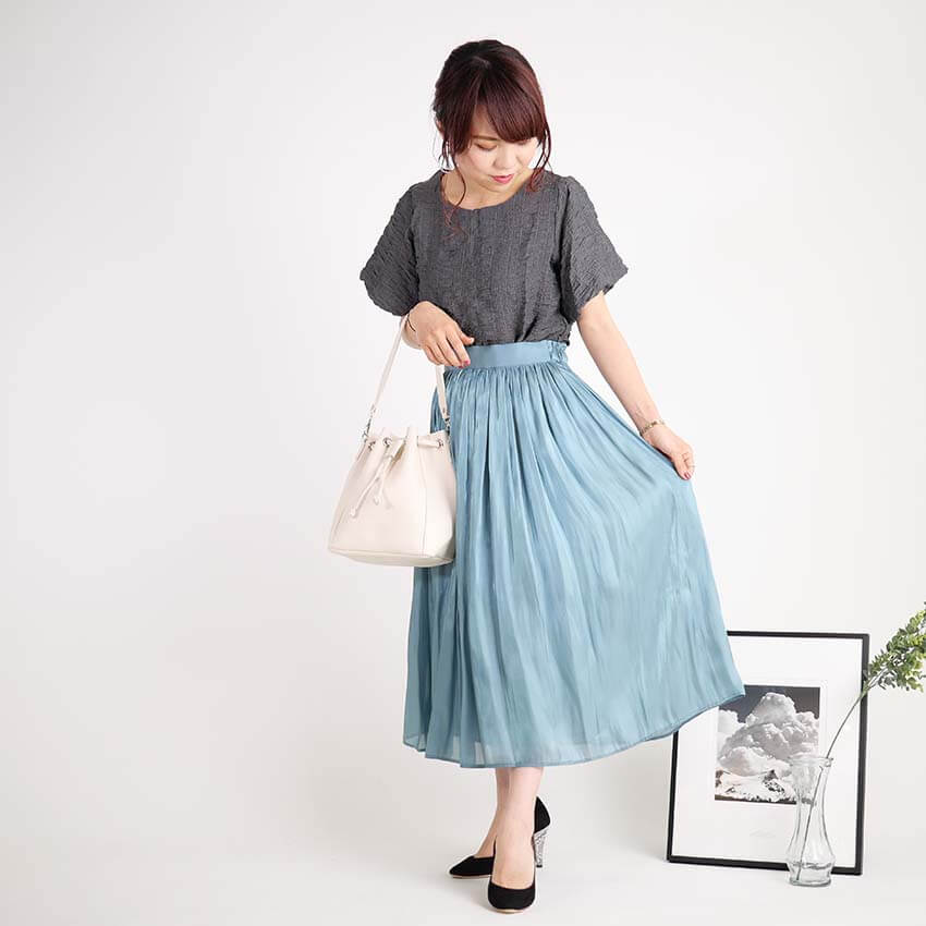 サテンプリーツスカート