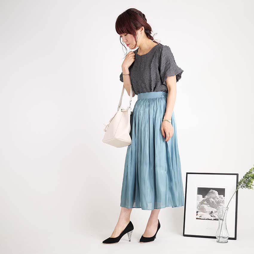 サテンプリーツスカート