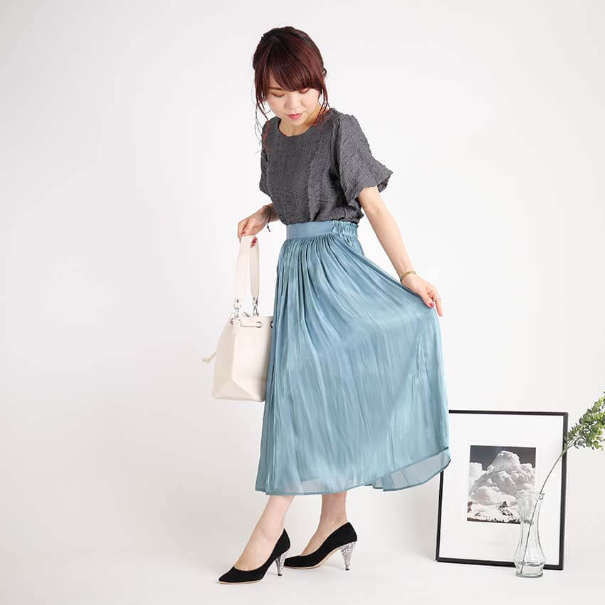 サテンプリーツスカート