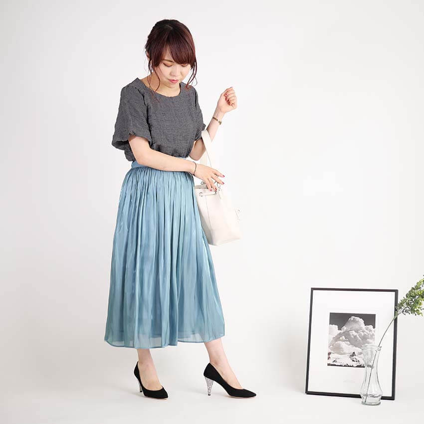 サテンプリーツスカート